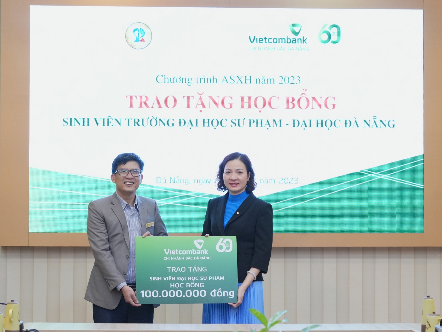 Ngan hang VCB trao hoc bong Truyen cam hung UED 03