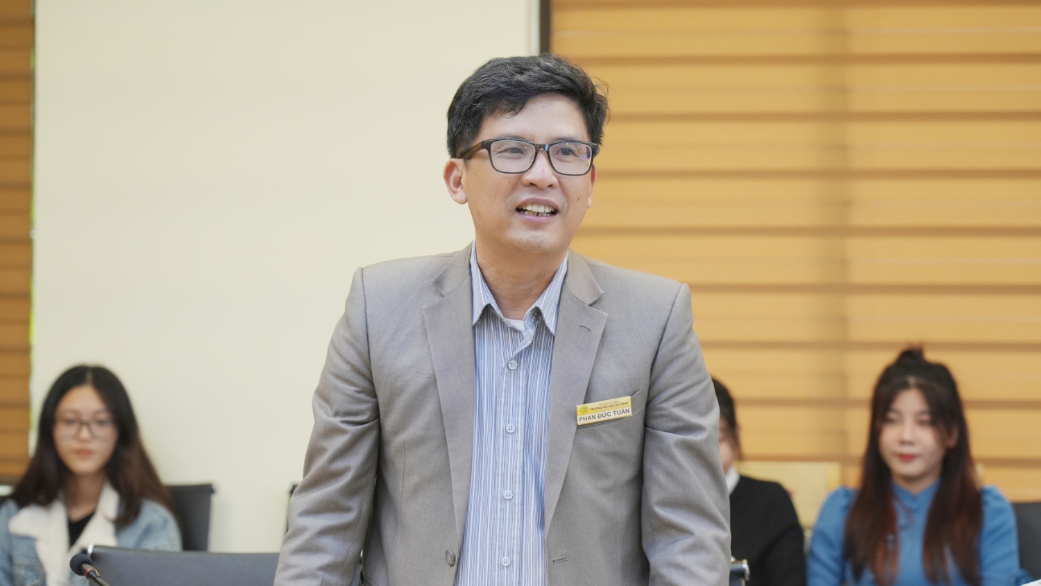 Ngan hang VCB trao hoc bong Truyen cam hung UED 06