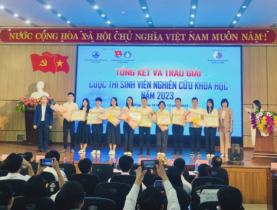 Sinh vien UED nhan giai NCKH 3