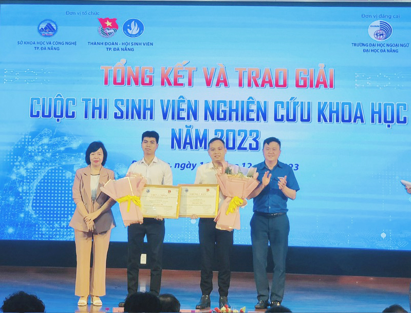 Sinh vien UED nhan giai NCKH