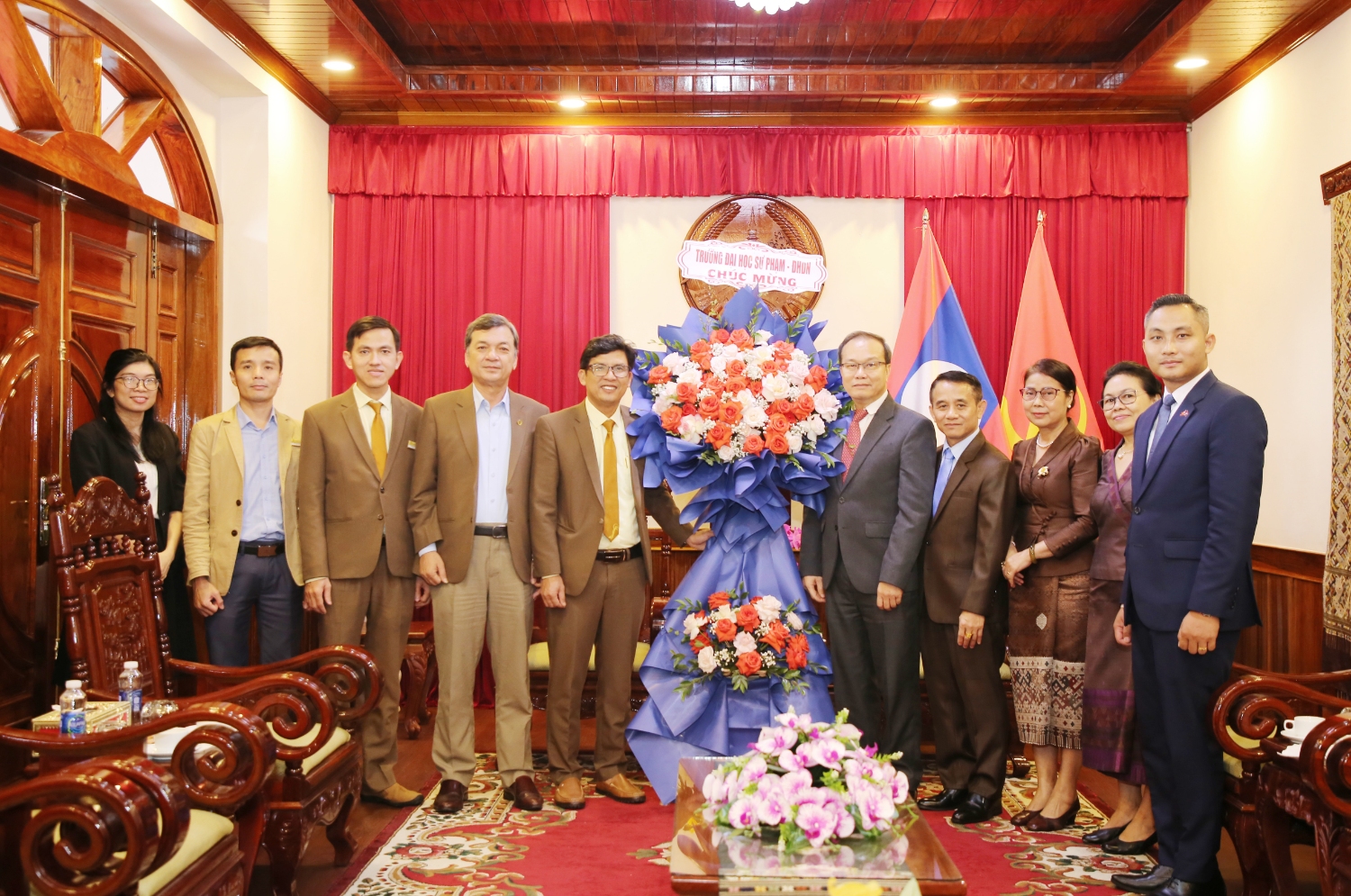 Truong DHSP tham Lanh su quan Lao 01