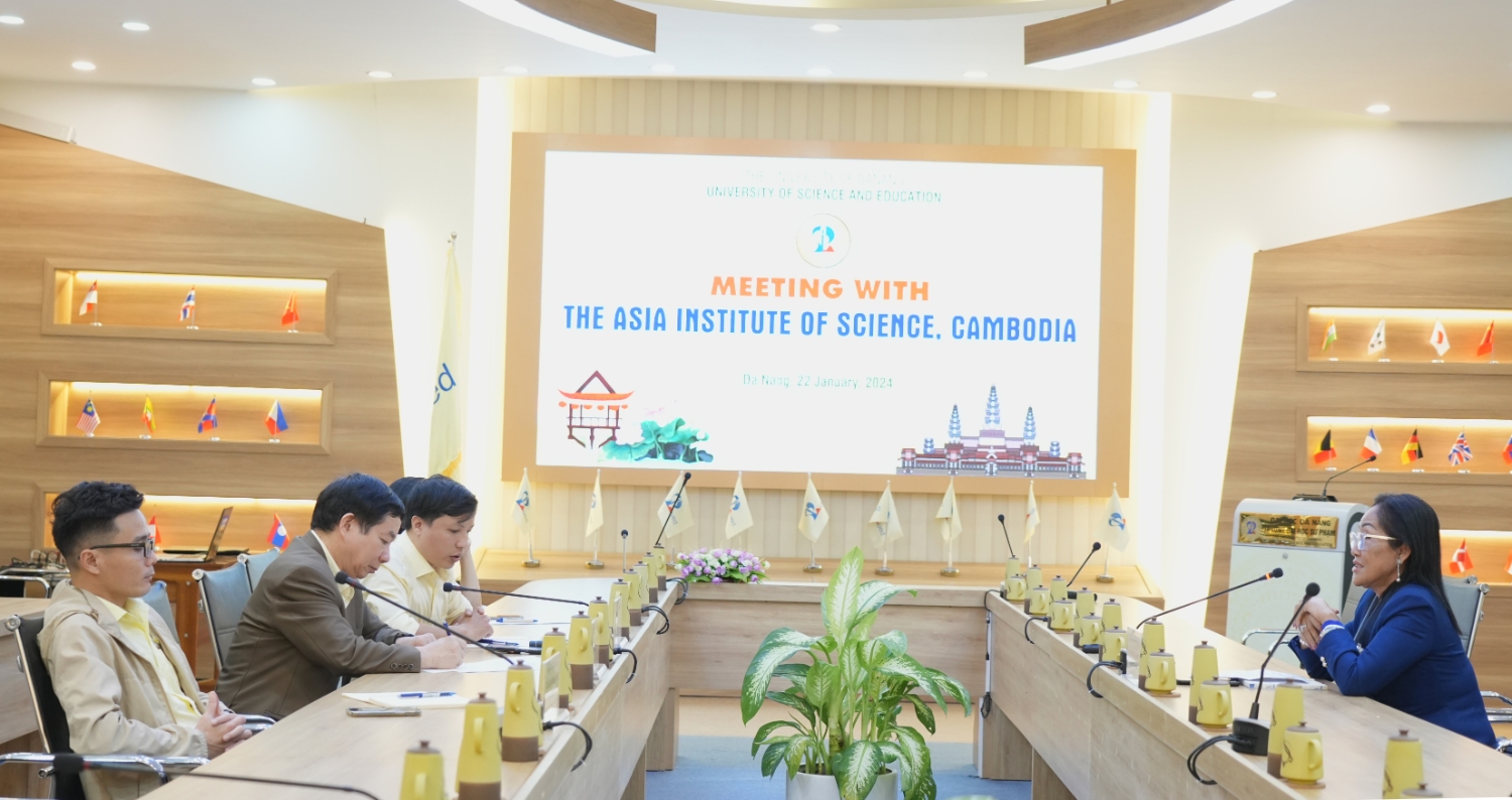 Dai dien Vien Khoa hoc Chua A Cam Pu Chia lam viec tai UED 05