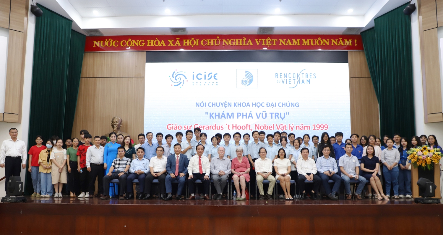 GS Nobel Vat ly 1999 den giao luu jpeg