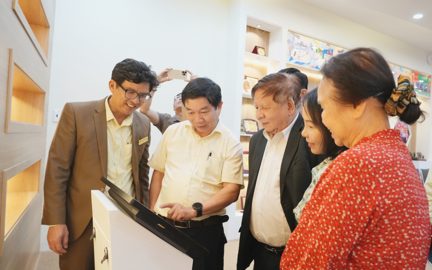 Hiep hoi cac truong DHCD Viet Nam tham UED 05