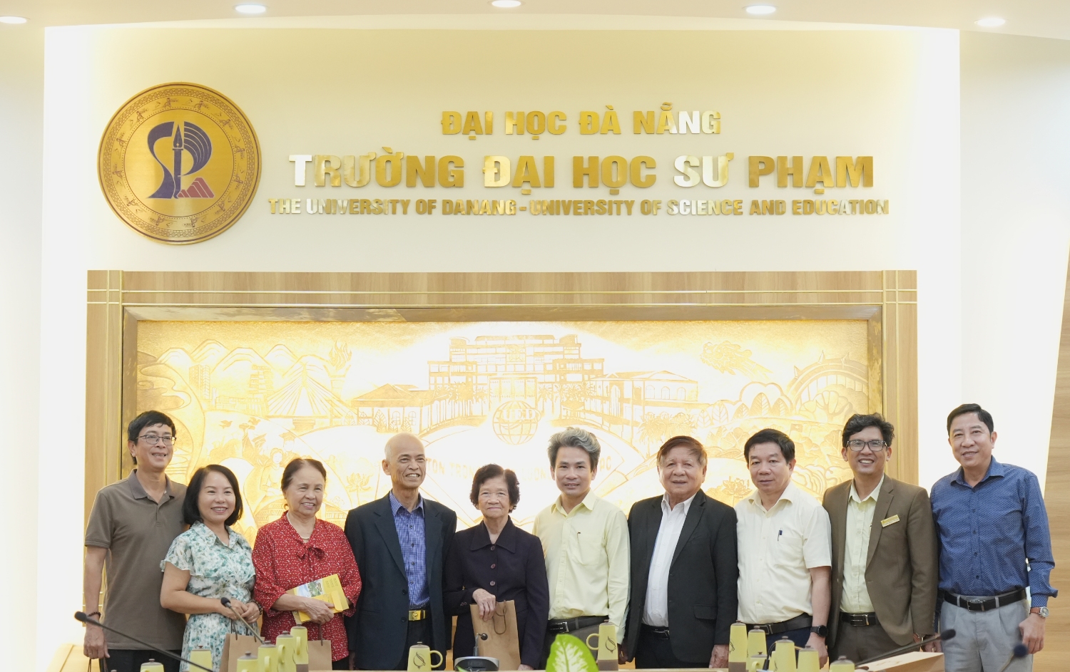 Hiep hoi cac truong DHCD Viet Nam tham UED 06