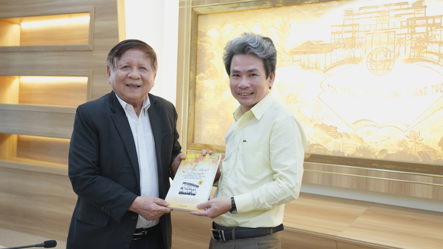 Hiep hoi cac truong DHCD Viet Nam tham UED 08