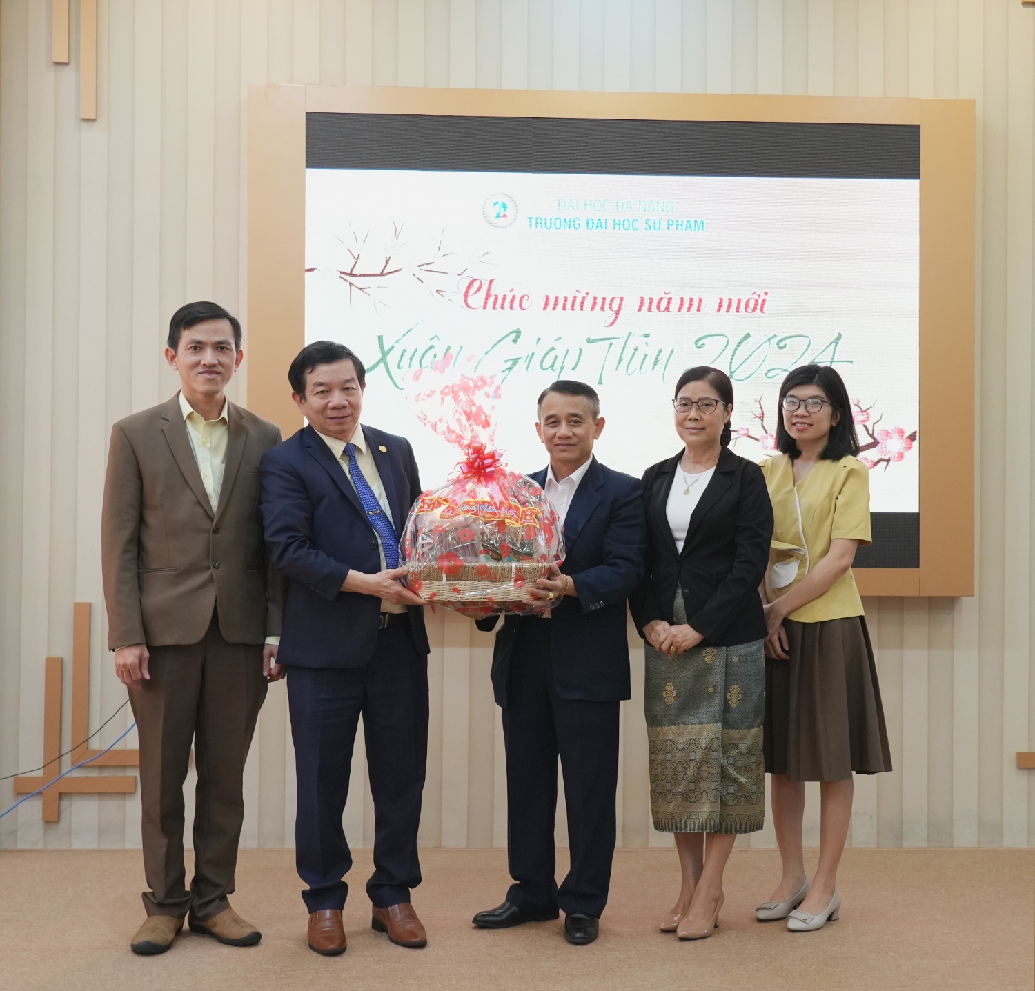 Lanh su quan Lao den tham chuc tet tai Truong DHSP DHDN 02