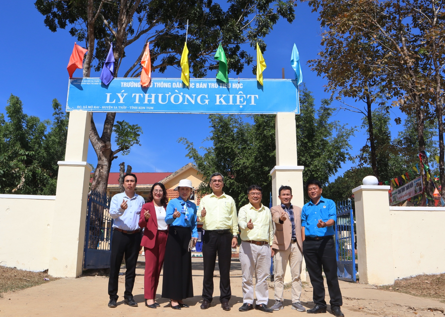 UED mang mua xuan den mien bien gioi 02