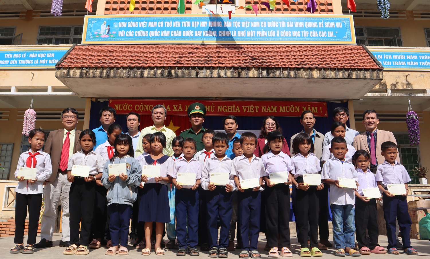 UED mang mua xuan den mien bien gioi 04