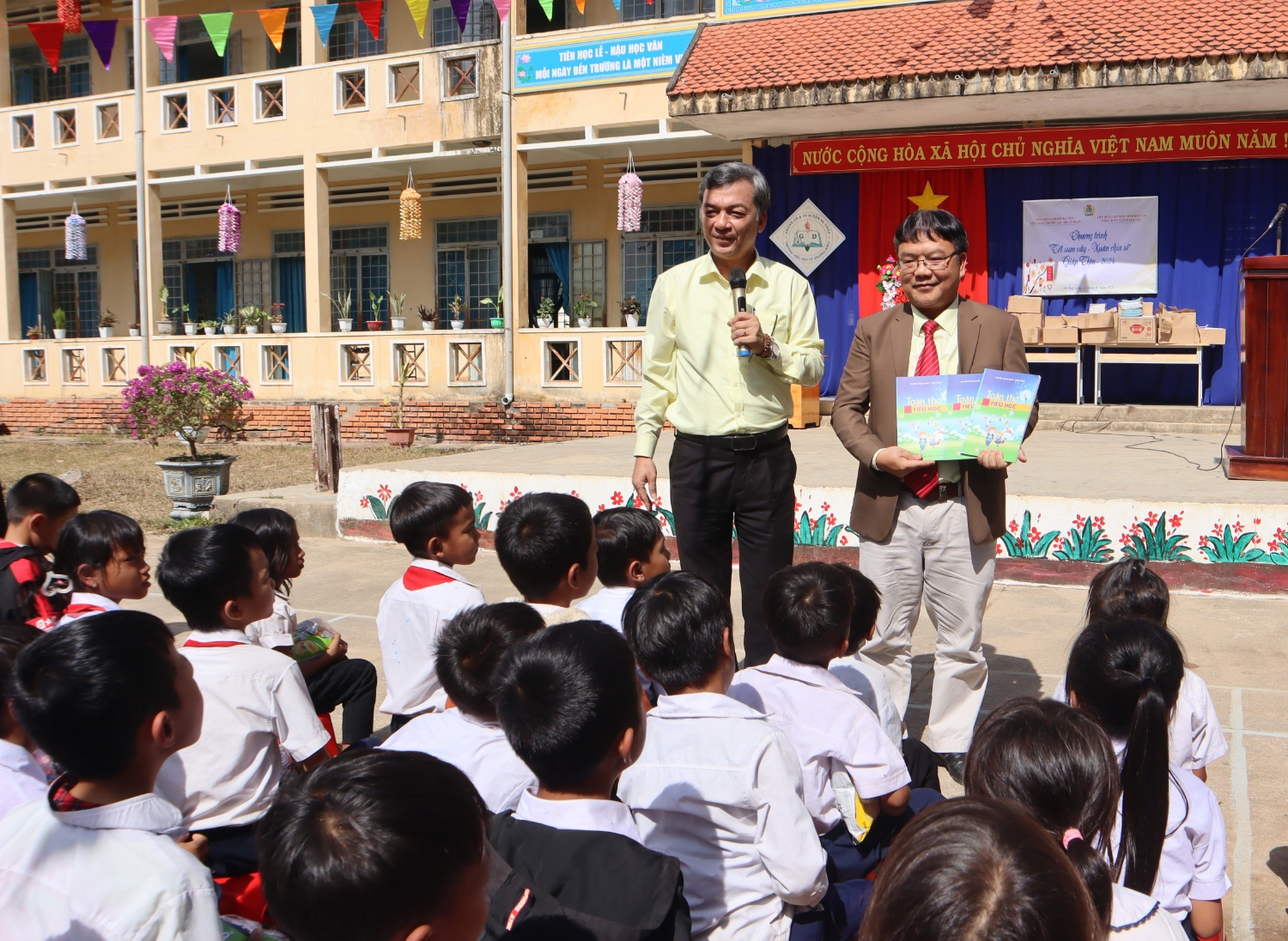 UED mang mua xuan den mien bien gioi 09