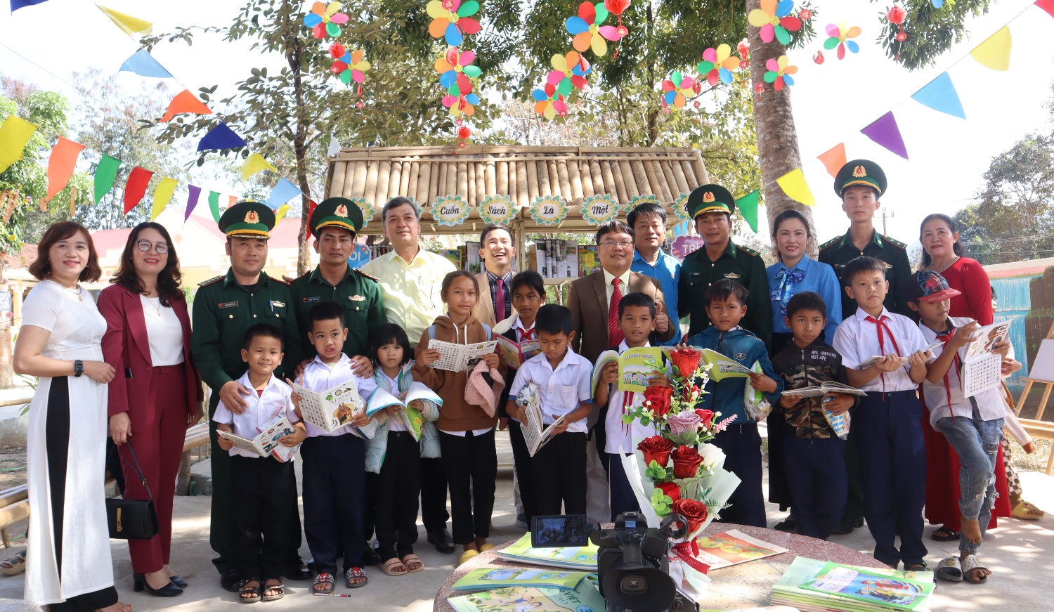 UED mang mua xuan den mien bien gioi 15