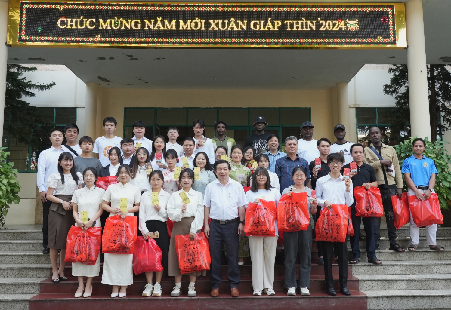 Tang qua cho luu hoc sinh o lai don Tet 01