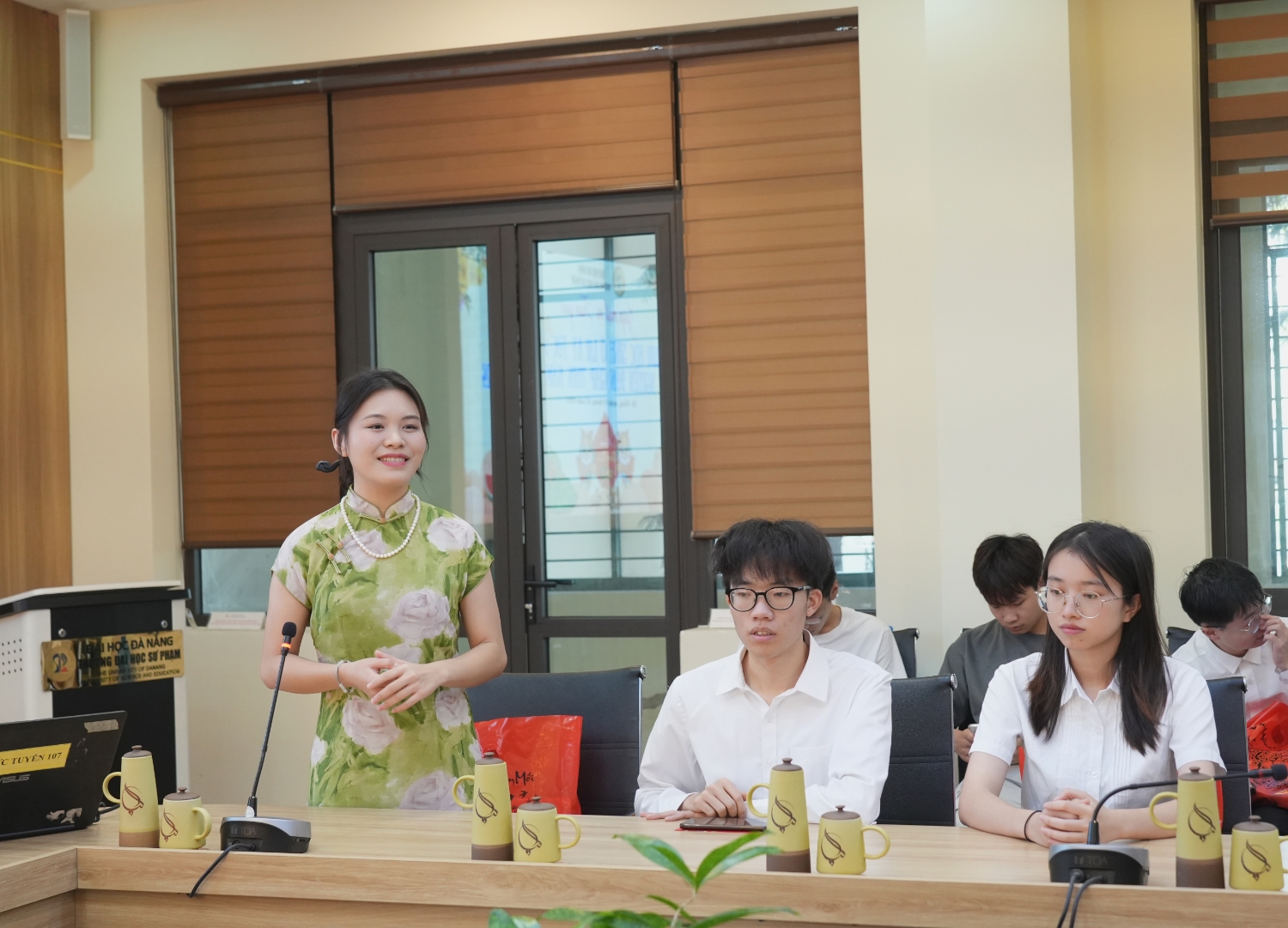 Tang qua cho luu hoc sinh o lai don Tet 02