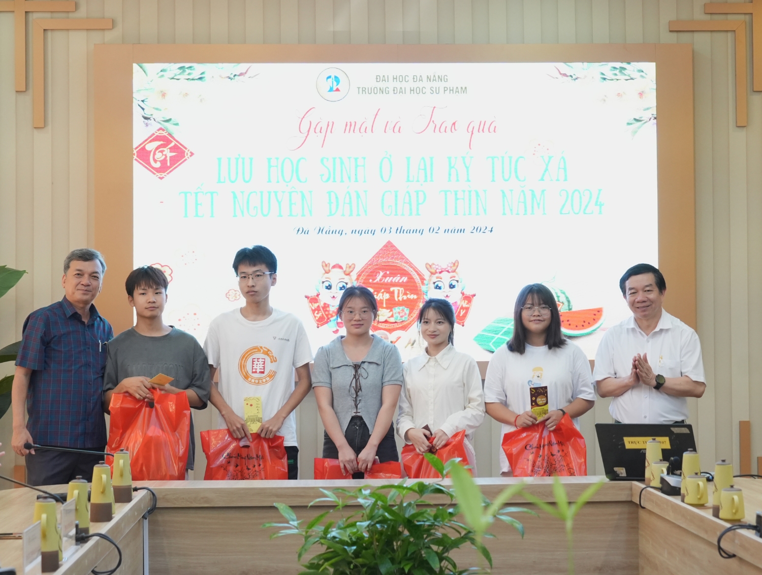 Tang qua cho luu hoc sinh o lai don Tet 04