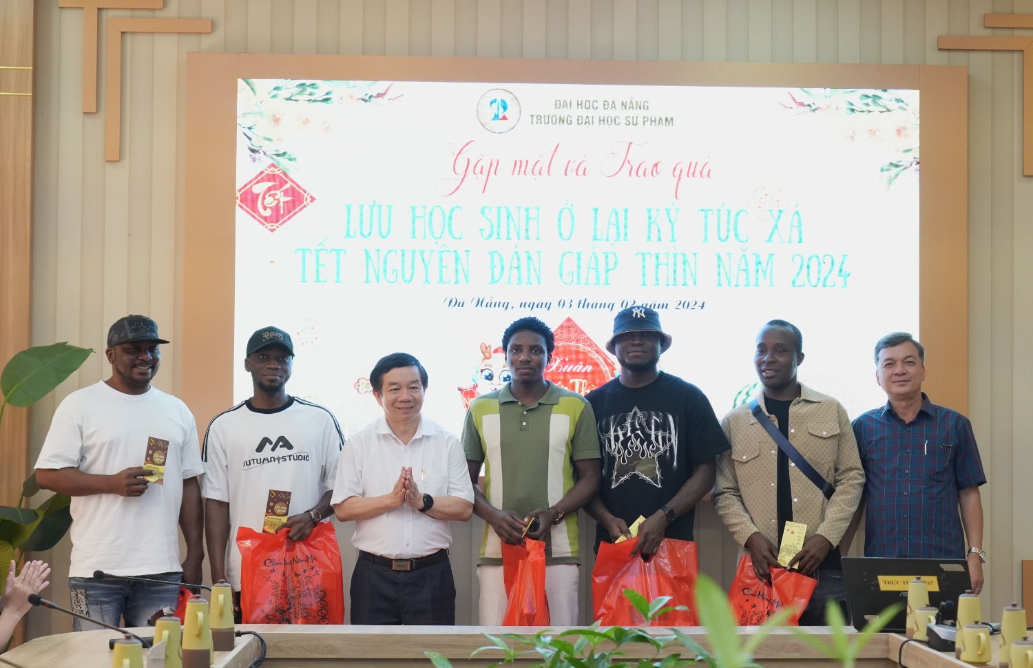 Tang qua cho luu hoc sinh o lai don Tet 05