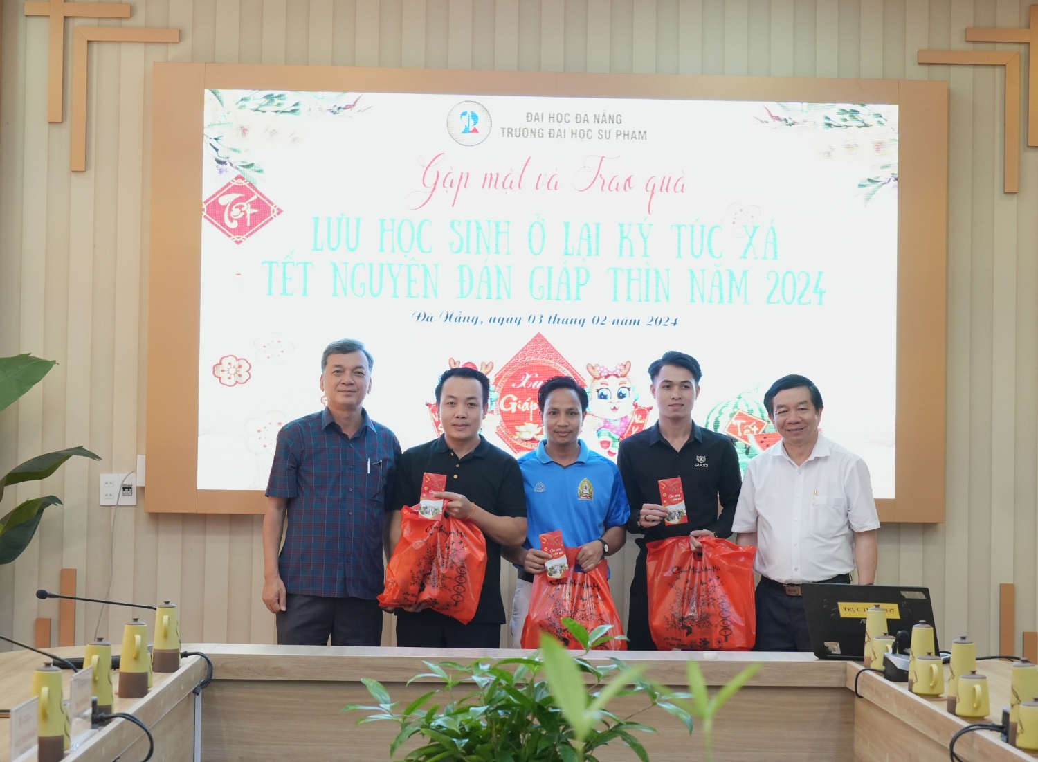 Tang qua cho luu hoc sinh o lai don Tet 06