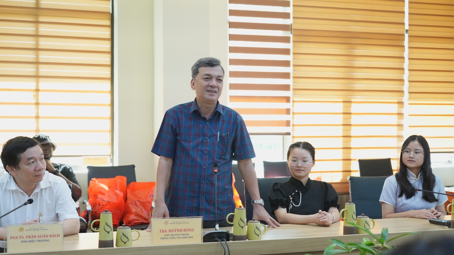 Tang qua cho luu hoc sinh o lai don Tet 07