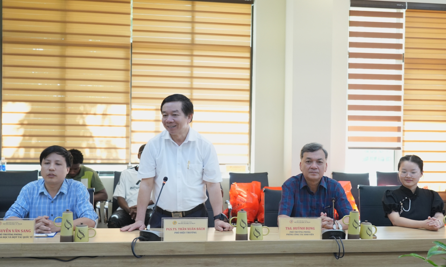 Tang qua cho luu hoc sinh o lai don Tet 08