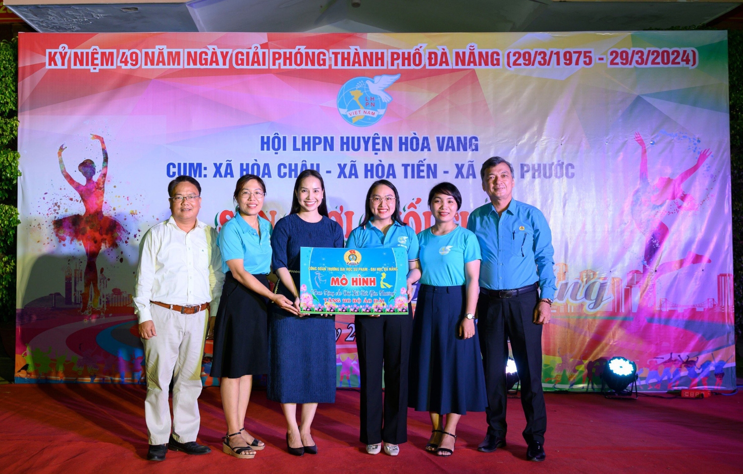 Cong doan Truong Dai hoc Su pham tang ao dai