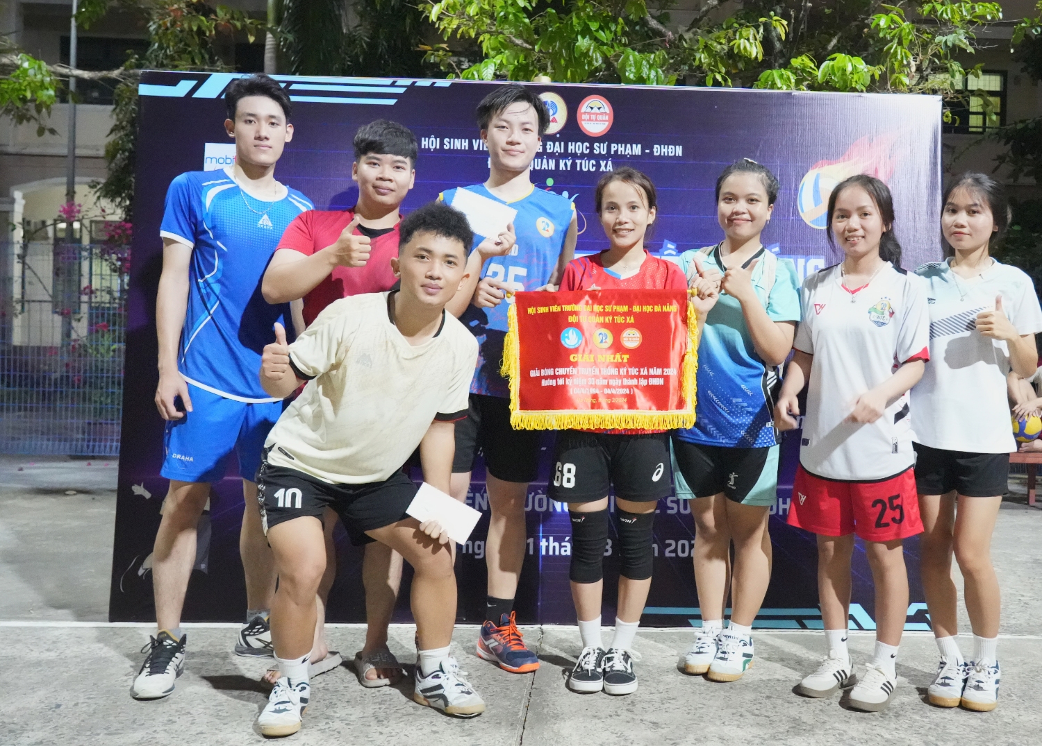 Giai Bong chuyen KTX UED 04