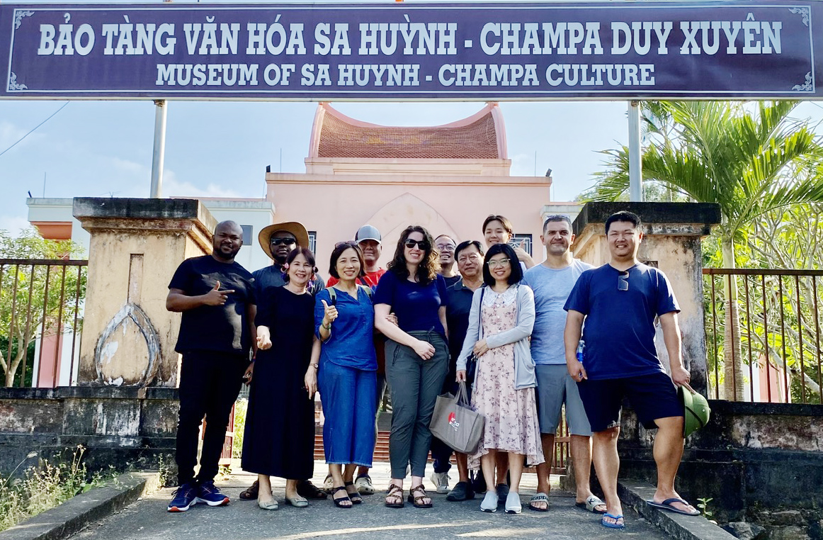 Tham bao tang van hoa Sa Huynh