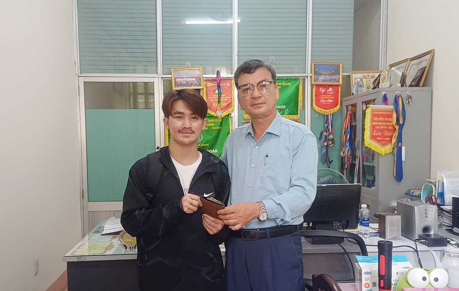 Trao lai vi cho LHS Lao