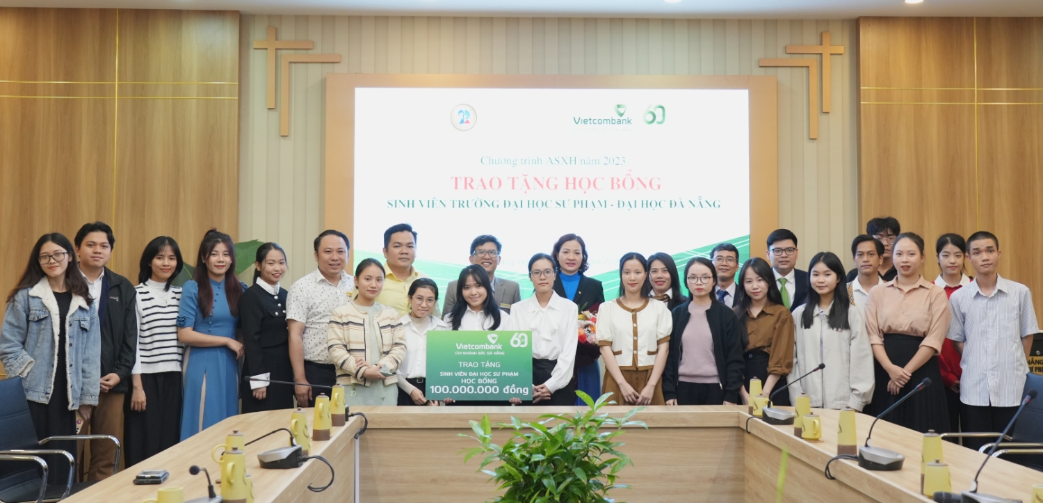 ngan hang vcb trao hoc bong truyen cam hung ued 08