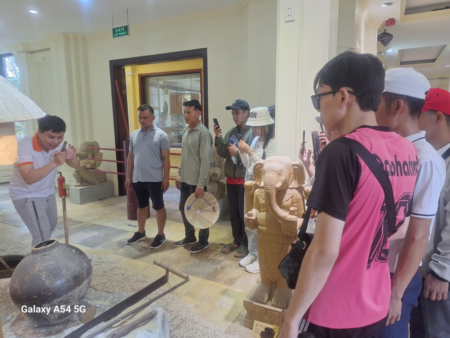 Nghe huong dan vien thuyet trinh