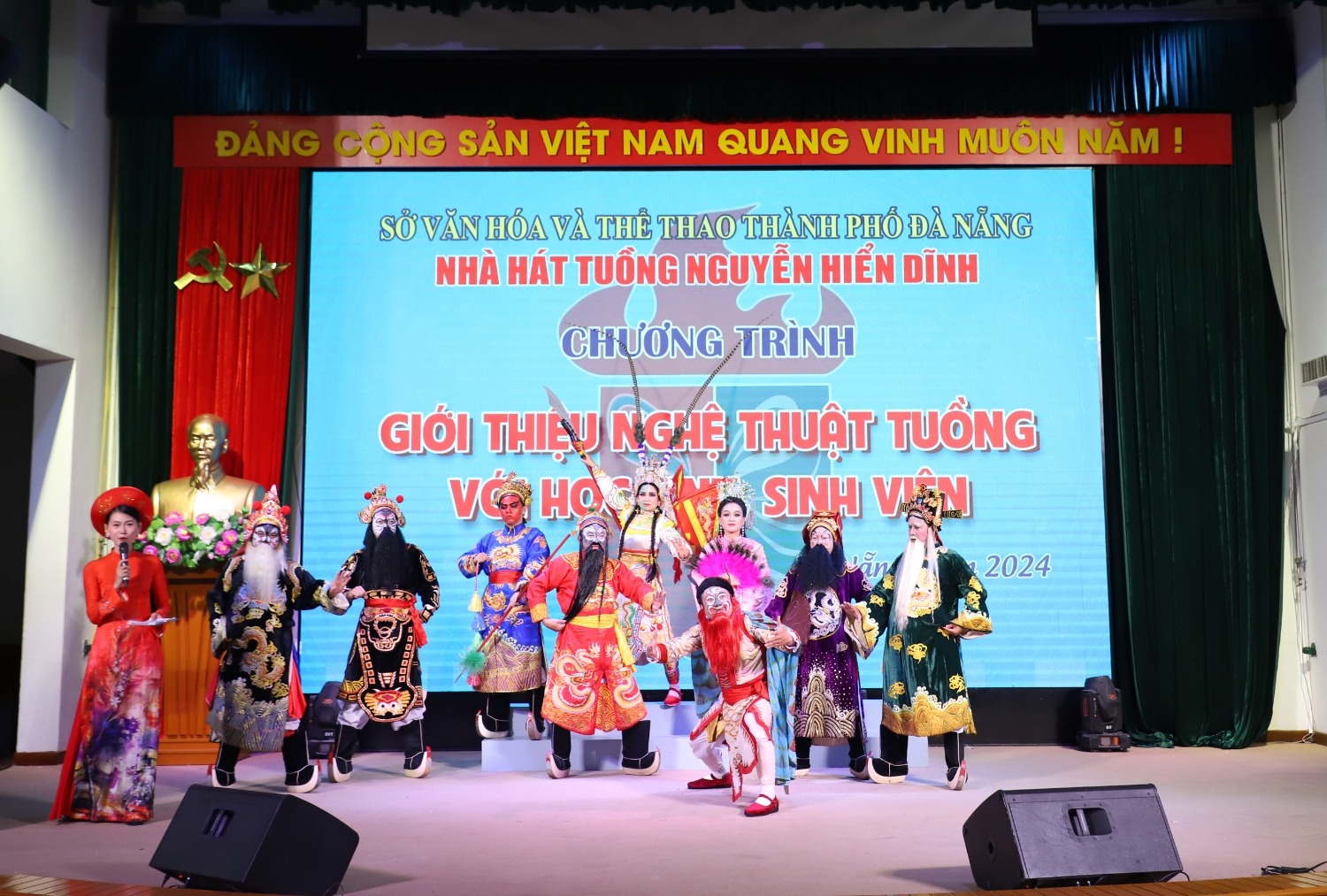 Sinh vien UED thich thu xem chuong trinh bieu dien Tuong )1