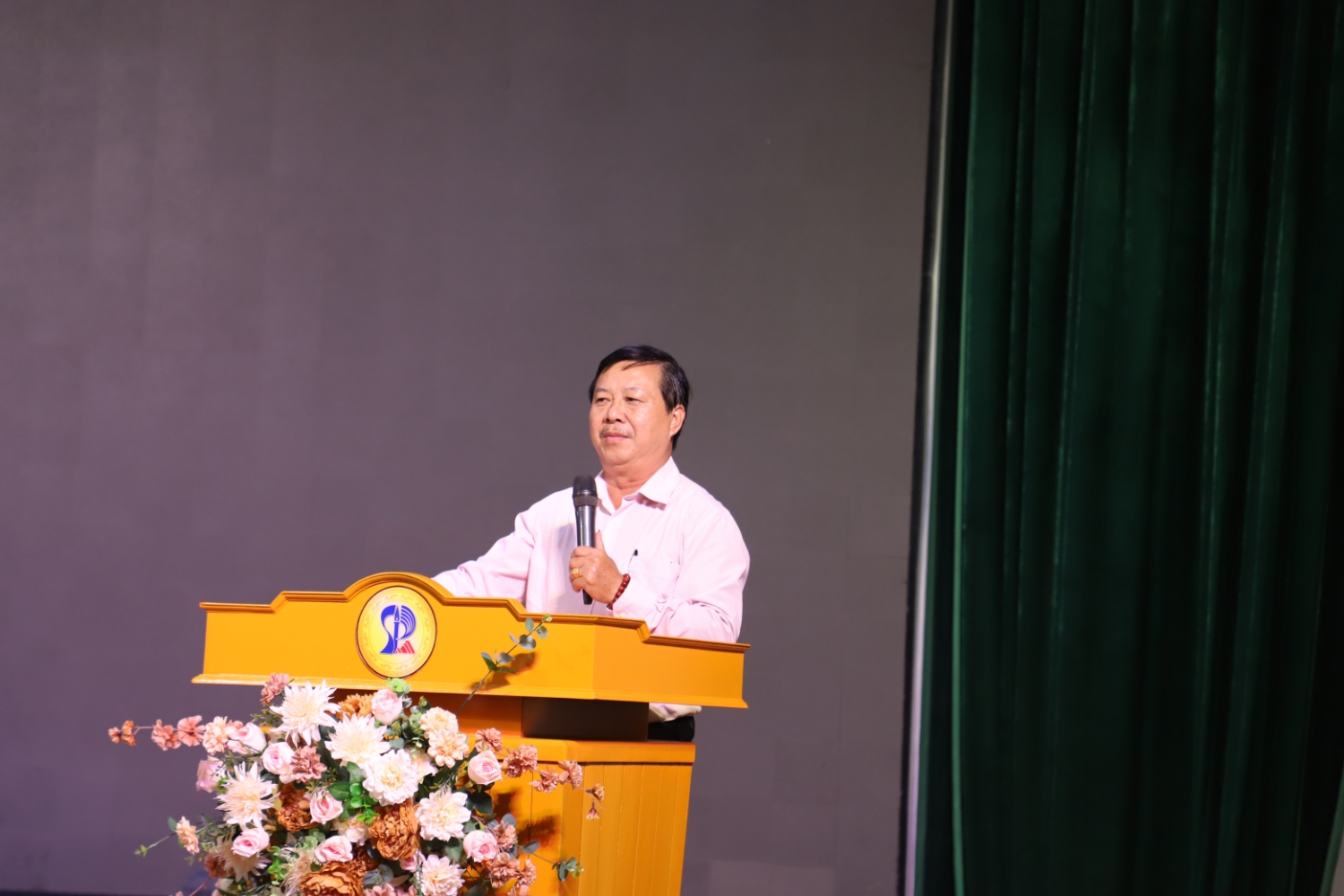 Sinh vien UED thich thu xem chuong trinh bieu dien Tuong )5