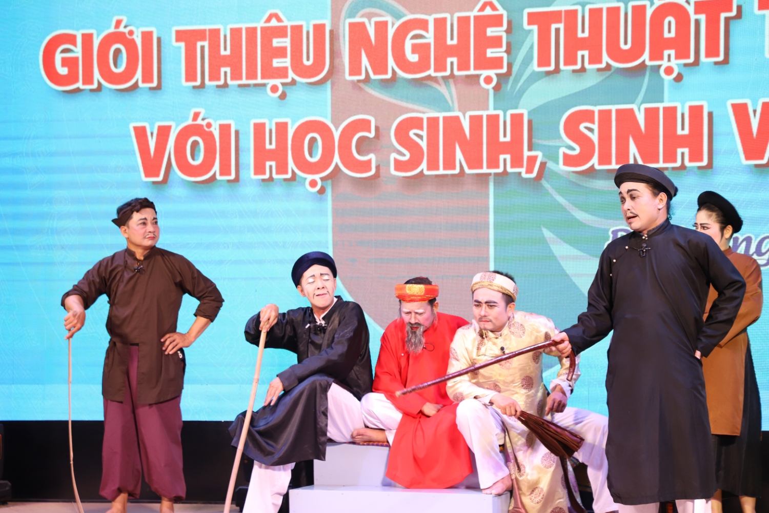 Sinh vien UED thich thu xem chuong trinh bieu dien Tuong8