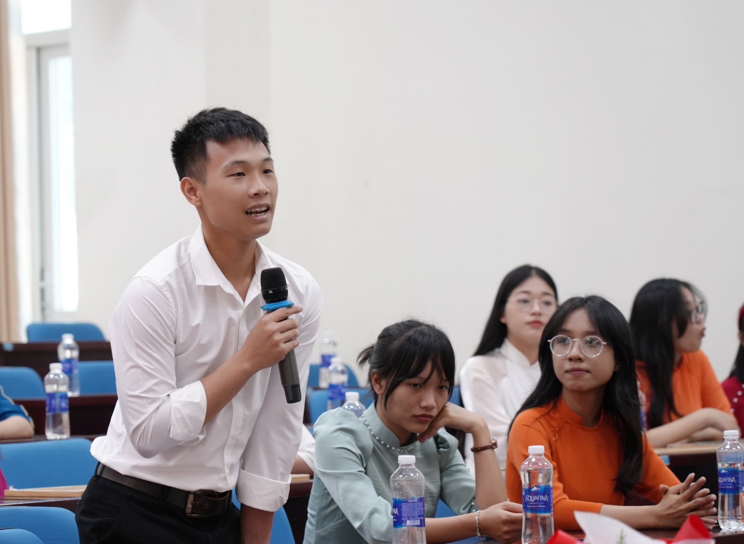 Trao hoc bong AMA tai UED 20