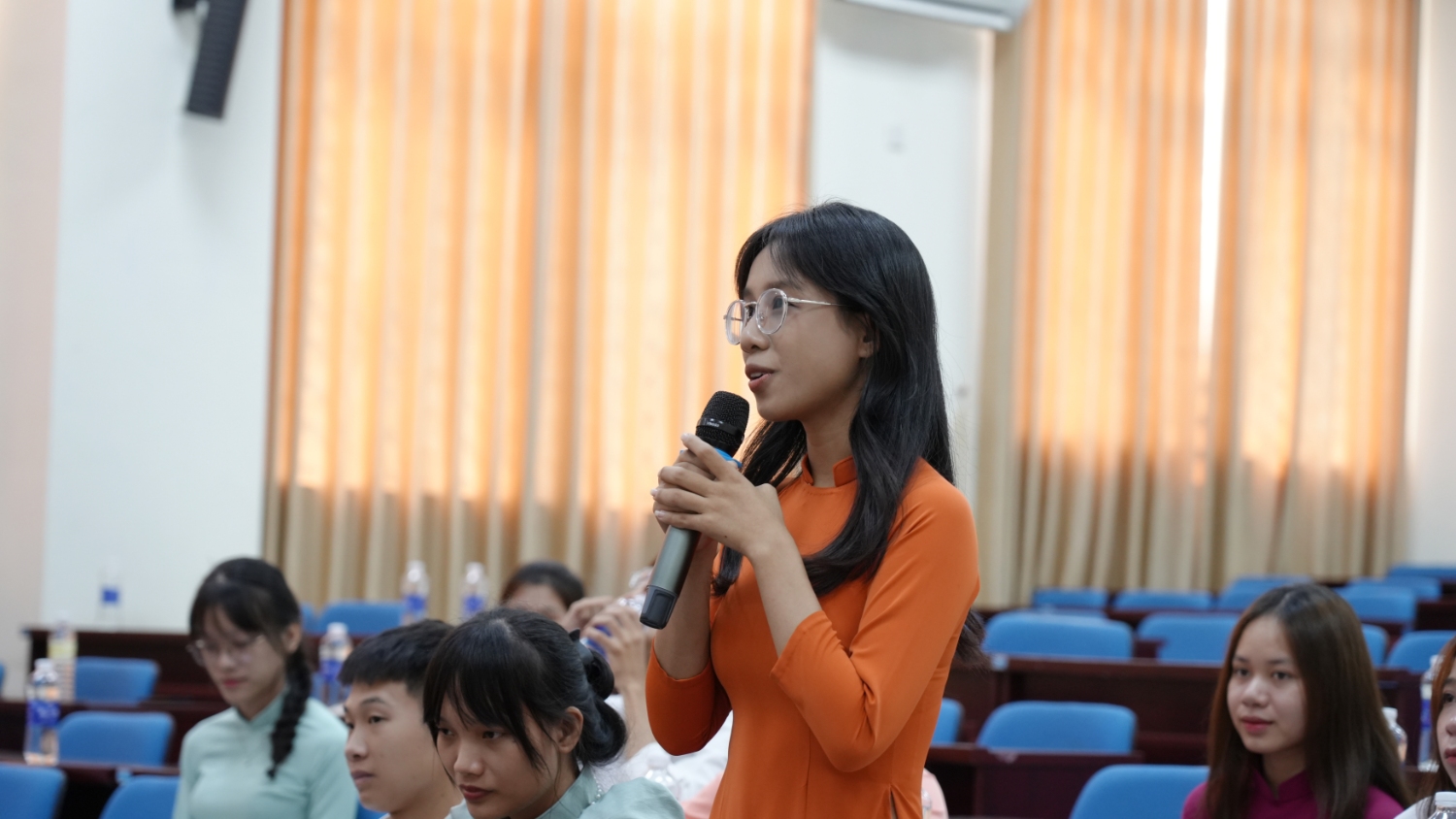 Trao hoc bong AMA tai UED 28