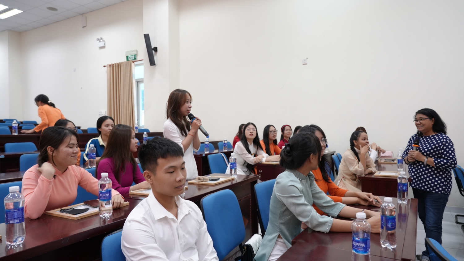 Trao hoc bong AMA tai UED 30