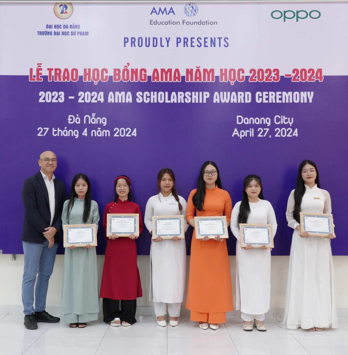 Trao hoc bong AMA tai UED 31