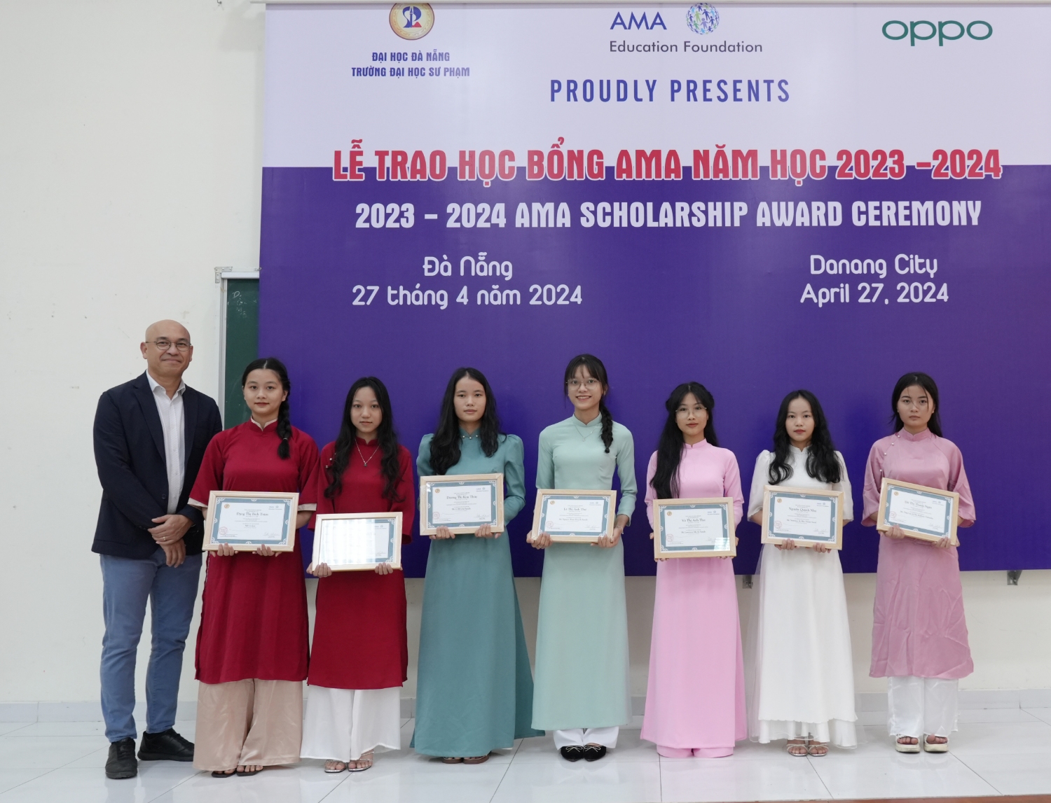 Trao hoc bong AMA tai UED 32