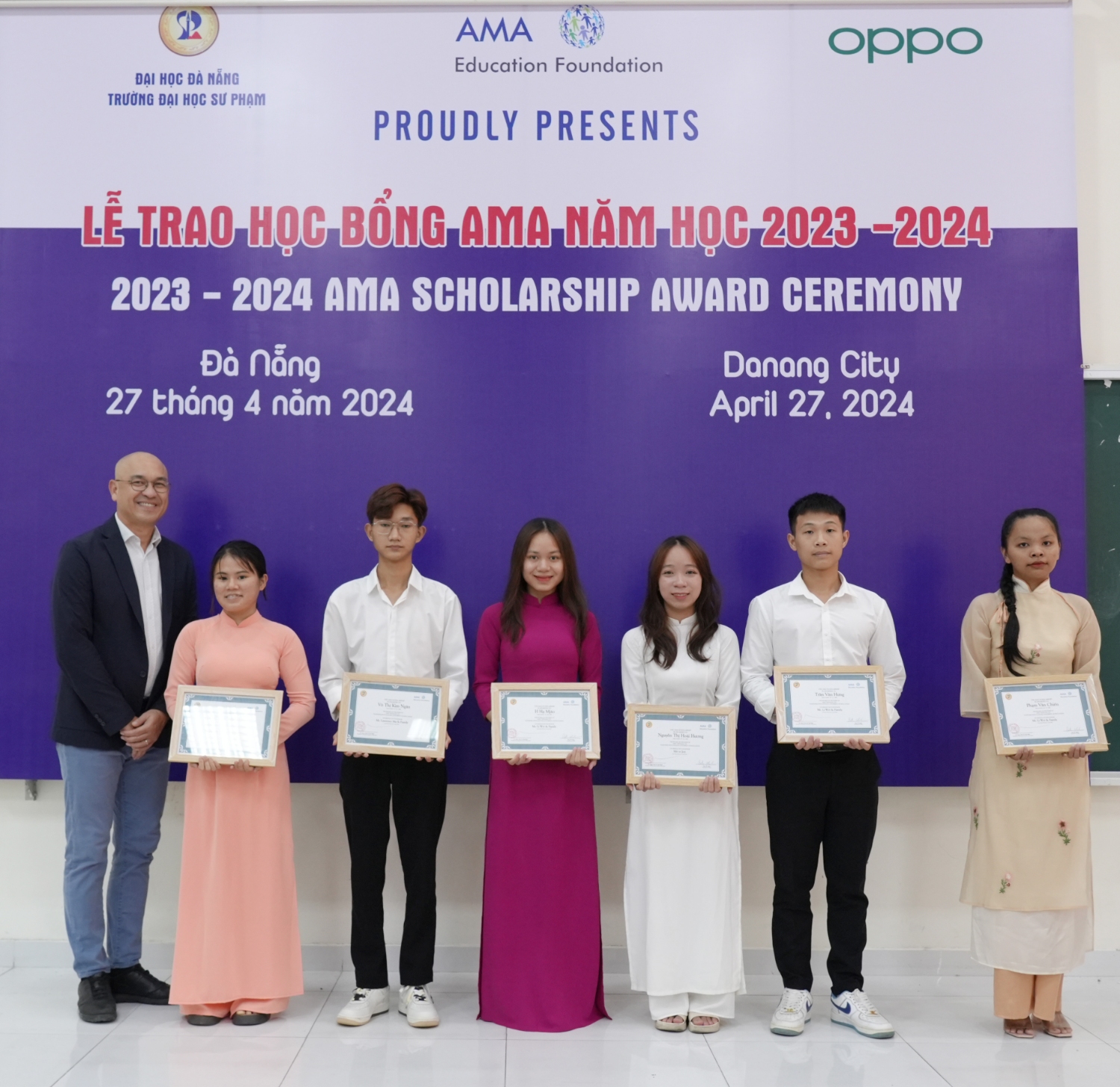 Trao hoc bong AMA tai UED 33