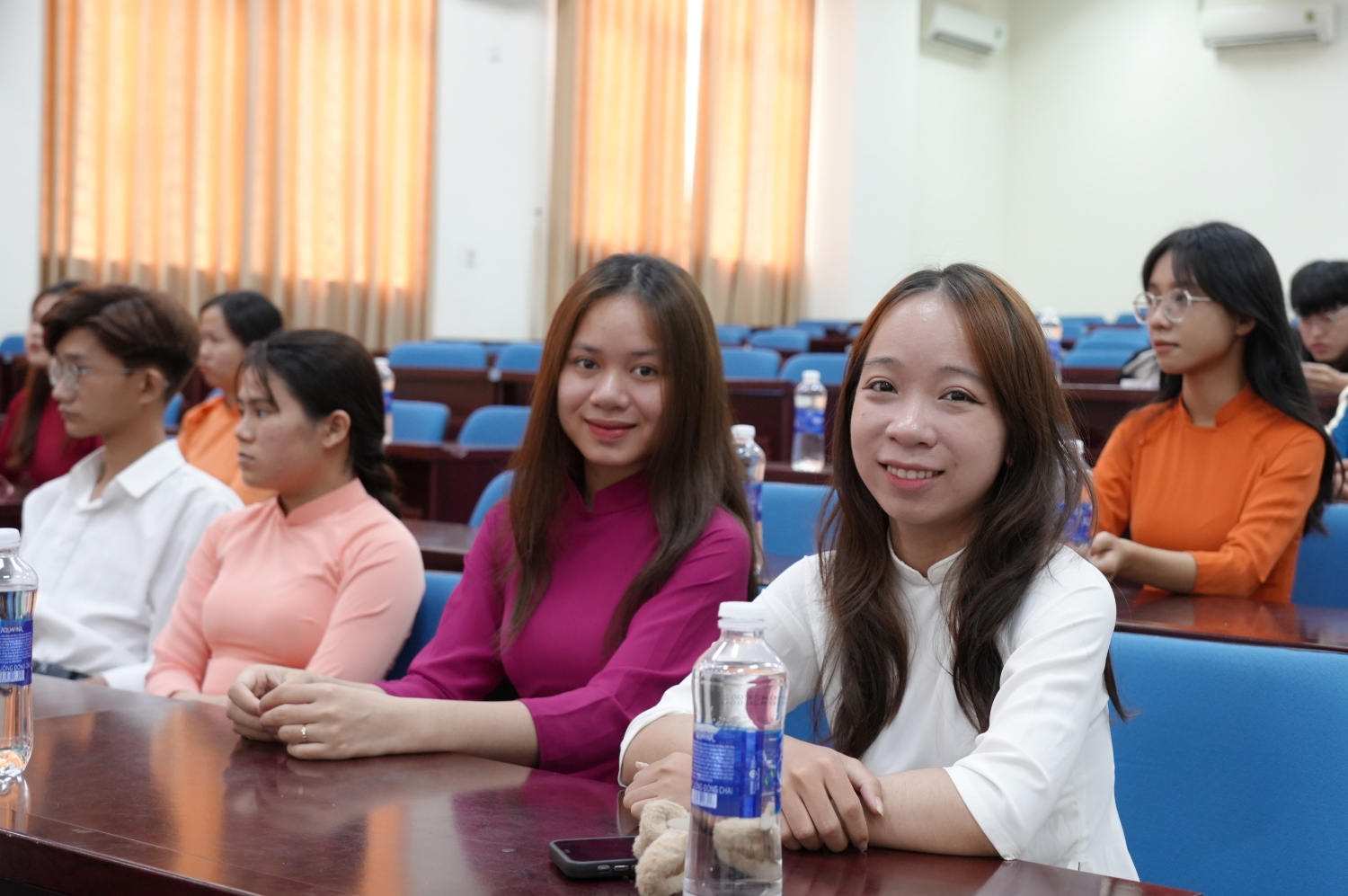 Trao hoc bong AMA tai UED 38