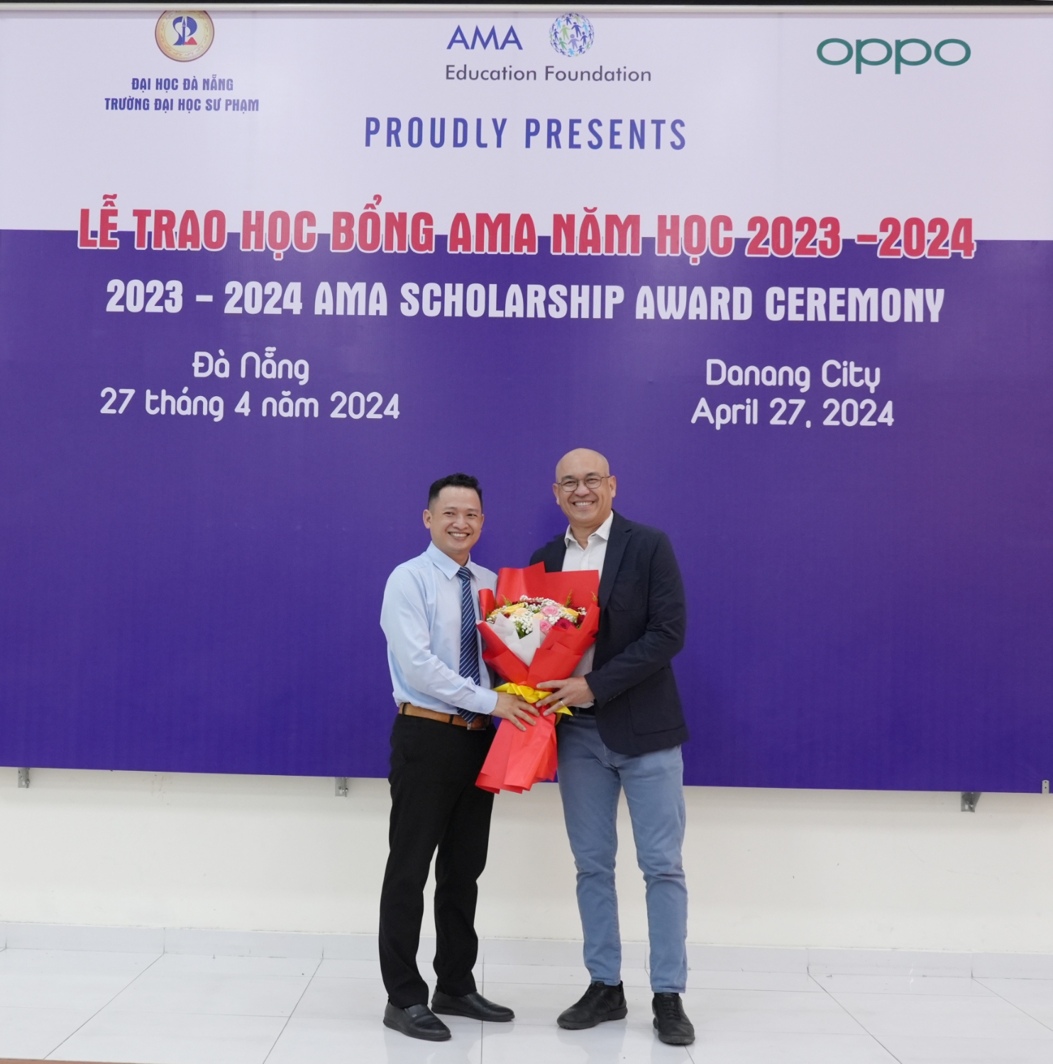 Trao hoc bong AMA tai UED 40 PGS TS Nguyen Van Hieu tang hoa2