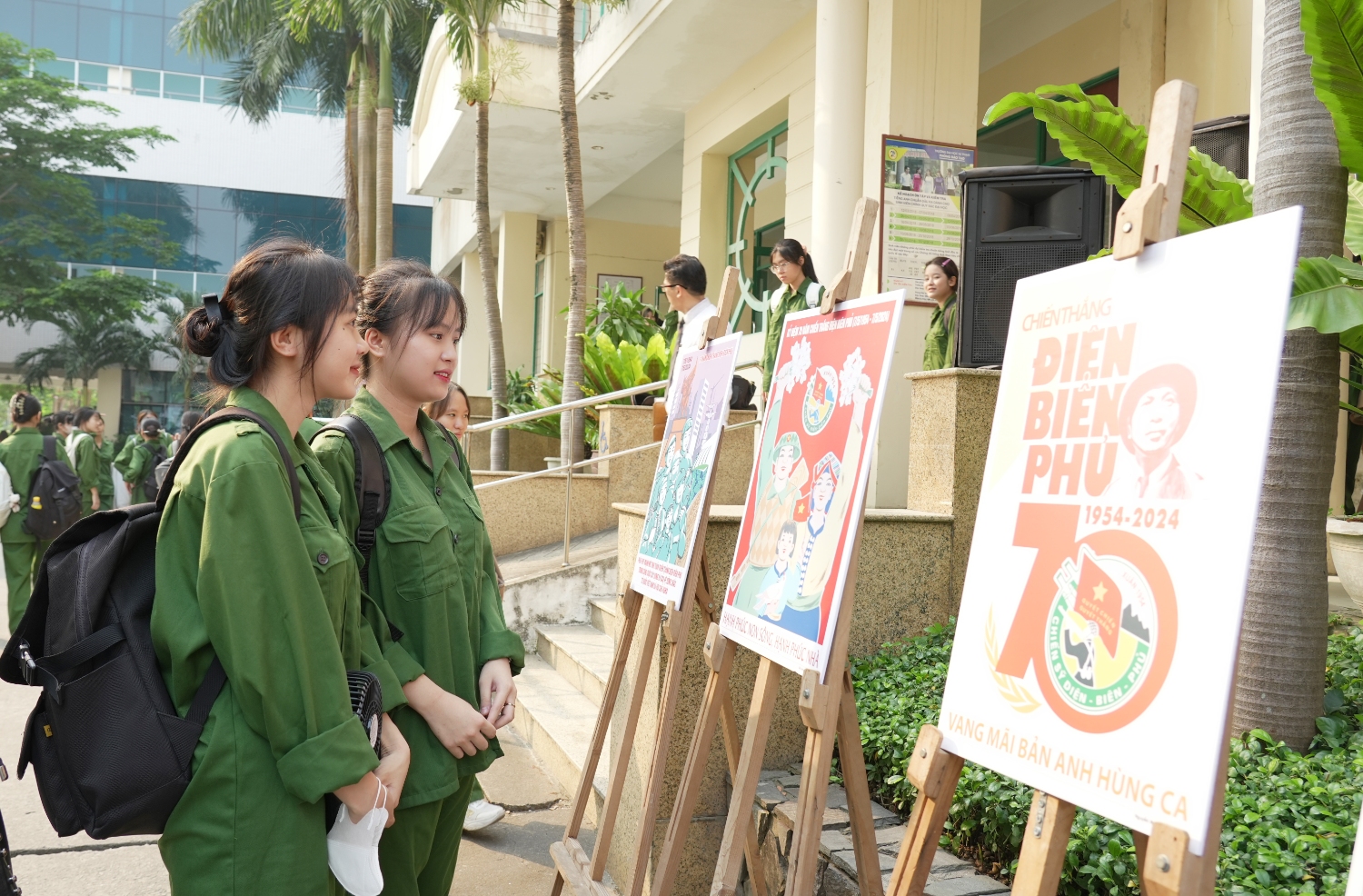 Trien lam tranh co dong 70 nam chien thang Dien Bien Phu tai Truong DH Su pham Da Nang 02