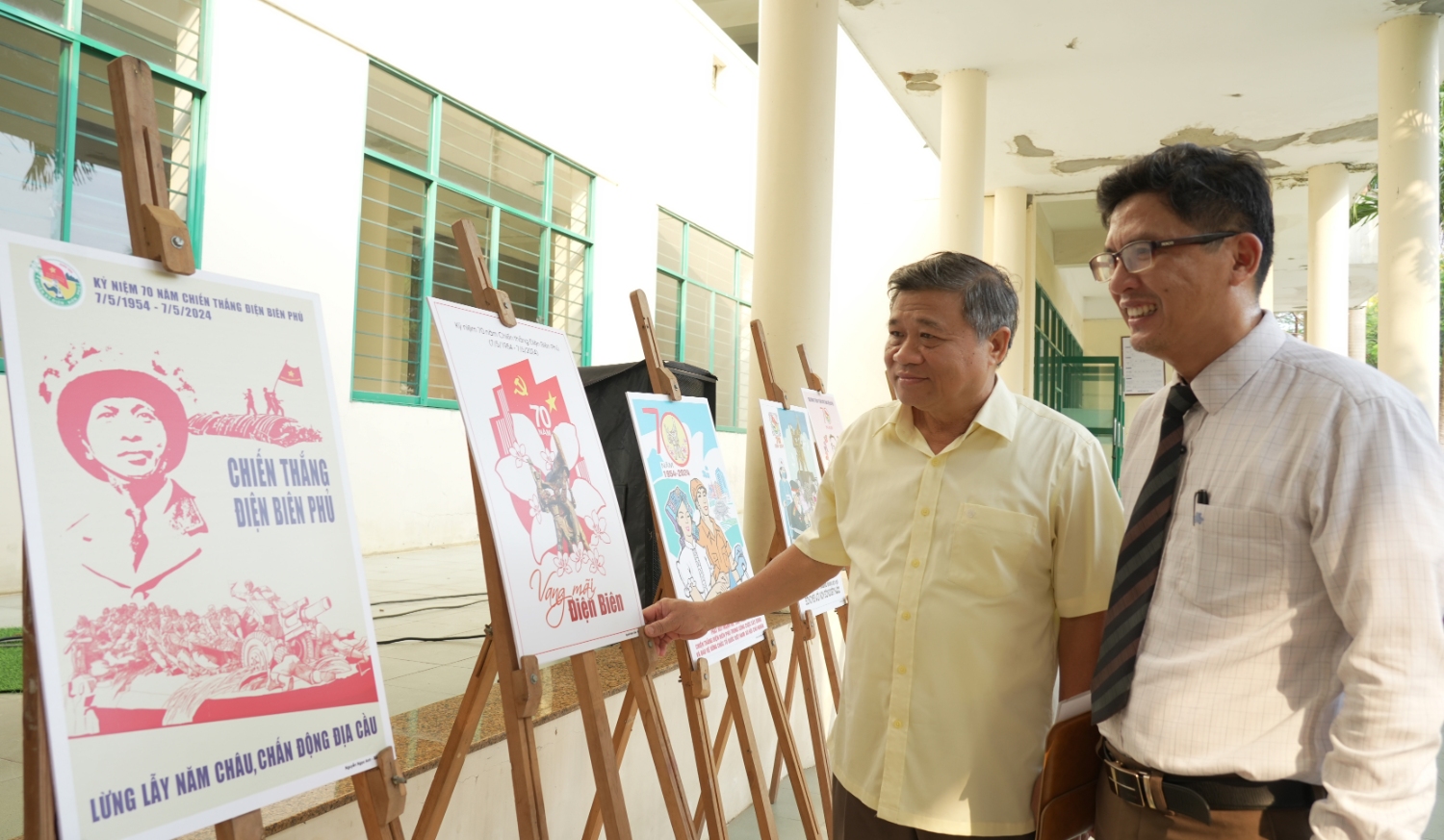 Trien lam tranh co dong 70 nam chien thang Dien Bien Phu tai Truong DH Su pham Da Nang 03