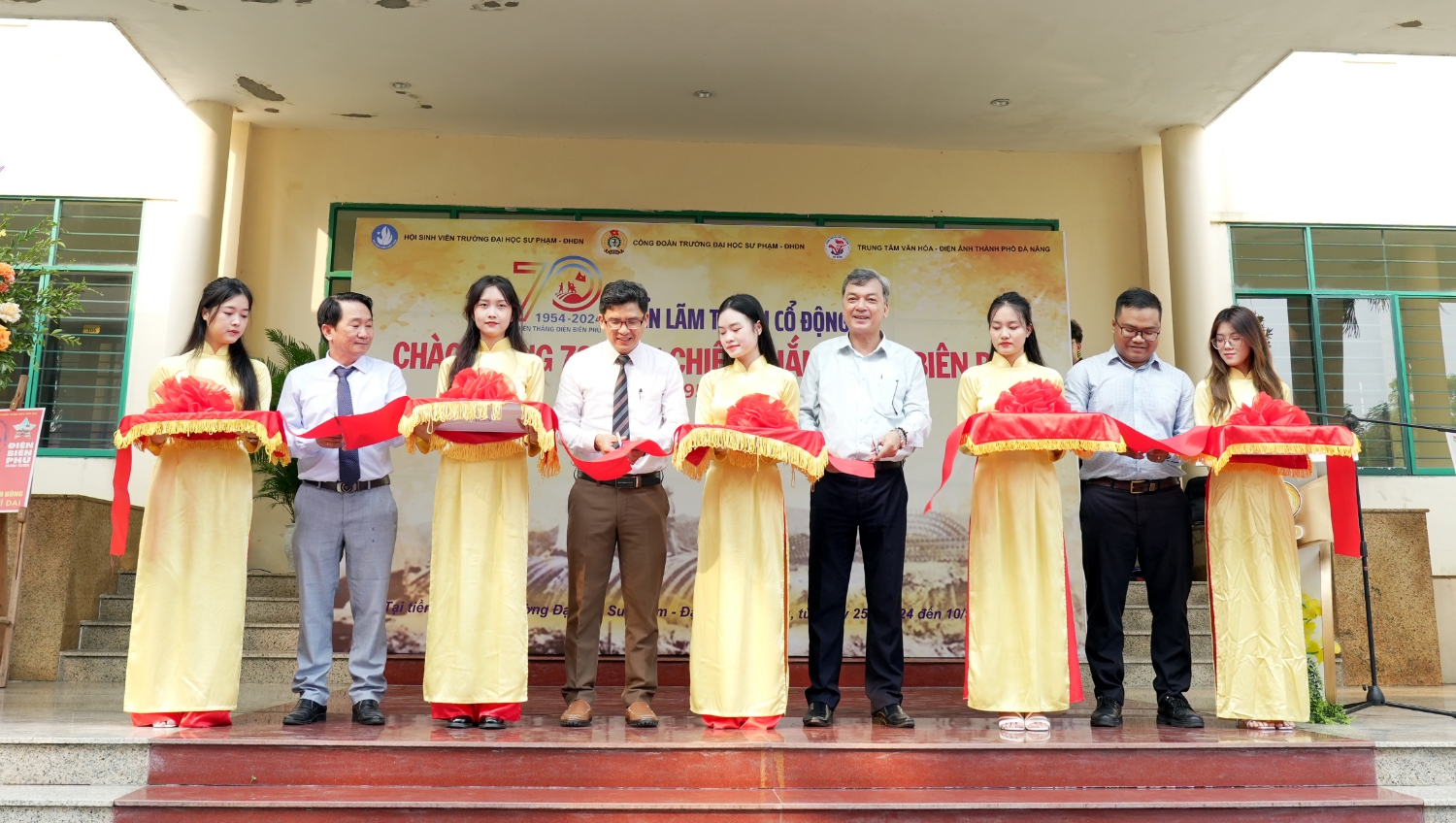 Trien lam tranh co dong 70 nam chien thang Dien Bien Phu tai Truong DH Su pham Da Nang 05