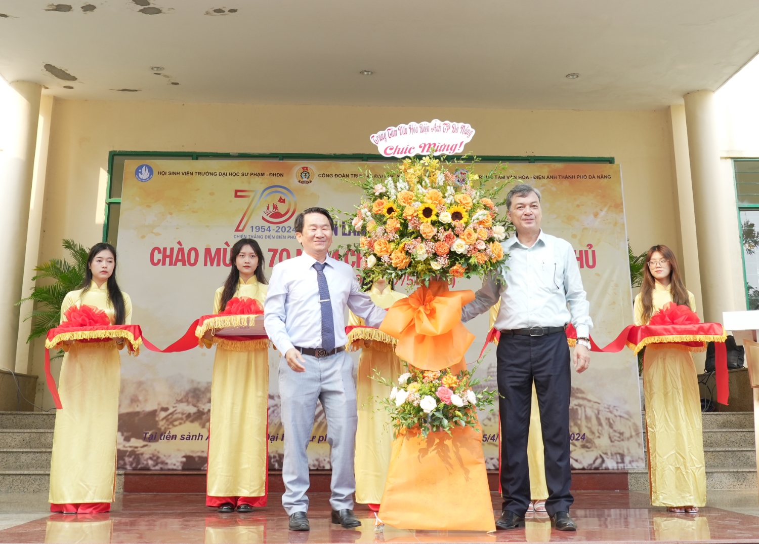 Trien lam tranh co dong 70 nam chien thang Dien Bien Phu tai Truong DH Su pham Da Nang 06