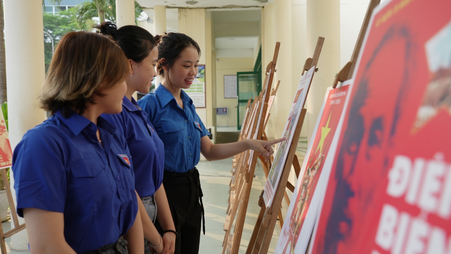 Trien lam tranh co dong 70 nam chien thang Dien Bien Phu tai Truong DH Su pham Da Nang 09