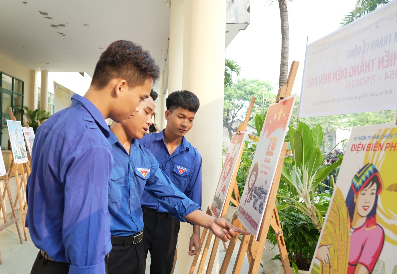 Trien lam tranh co dong 70 nam chien thang Dien Bien Phu tai Truong DH Su pham Da Nang 10