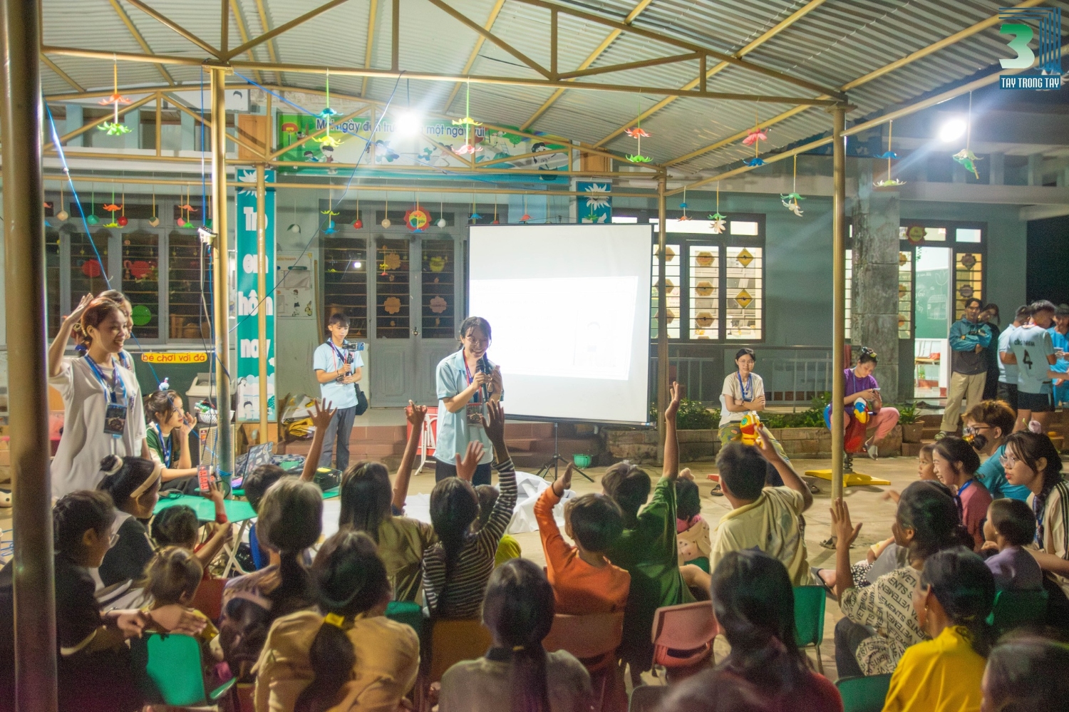 Nhom Hand in Hand to chuc vui choi cho tre em 3