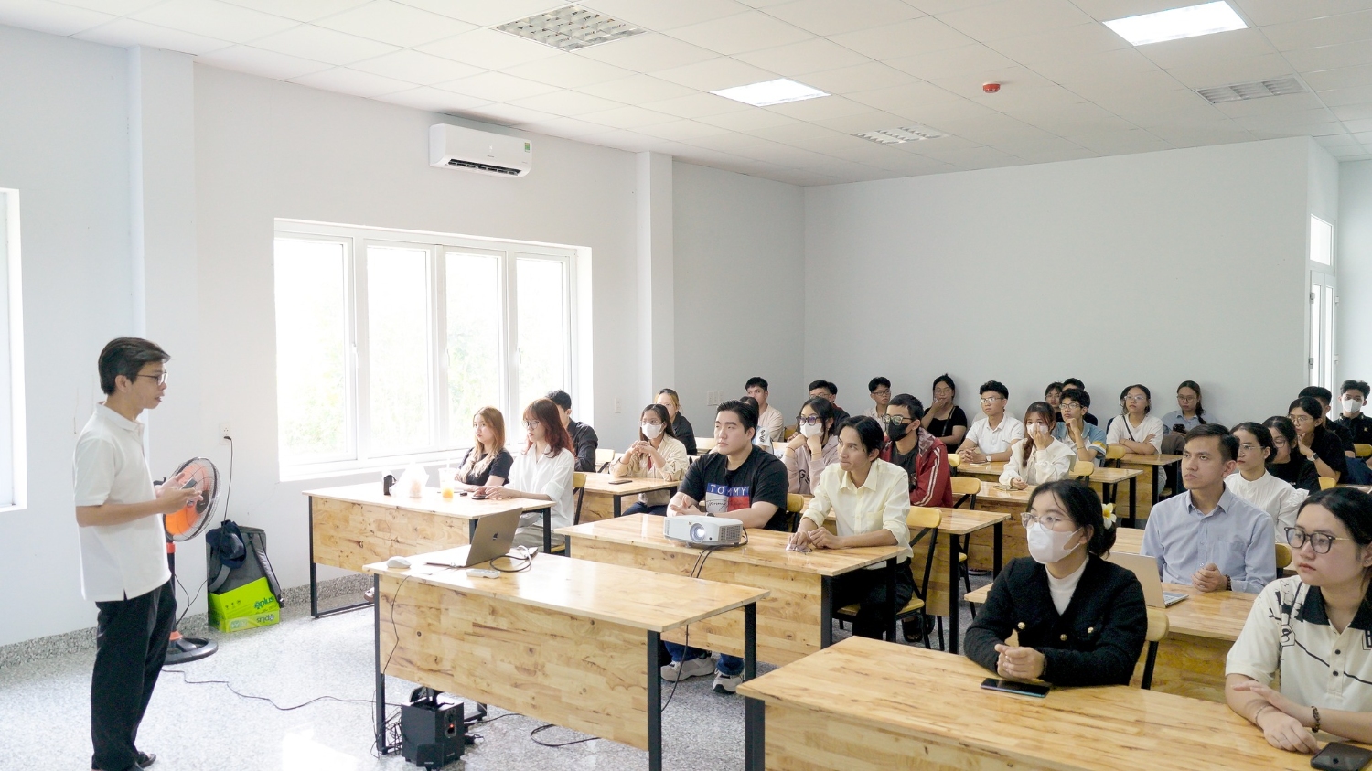 Sinh vien Khoa Vat ly UED 01